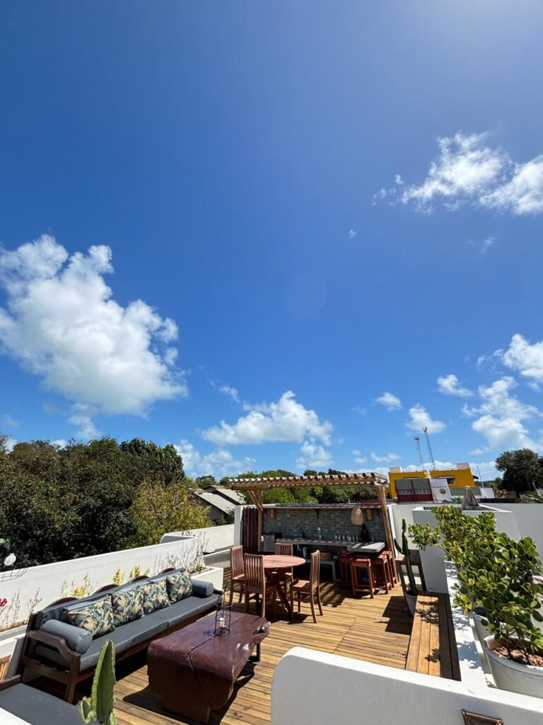 🪷 Triplo Zen Lounge Mais do que uma acomodação, o Triplo Zen Lounge é uma experiência de bem-estar. Criado para hóspedes que valorizam conforto e exclusividade, o espaço oferece um lounge privativo no solário, onde o tempo parece desacelerar e cada detalhe convida ao relaxamento. O ambiente foi cuidadosamente planejado para momentos de descanso e contemplação: dois sofás amplos e aconchegantes, frigobar, mesa redonda com quatro cadeiras e apoio com bancada de cozinha criam um cenário perfeito para desfrutar de uma taça de vinho, uma boa leitura ou uma conversa tranquila ao pôr do sol. Com atmosfera leve, toque natural e energia zen, o Triplo Zen Lounge une conforto e serenidade em um refúgio pensado para renovar corpo e mente.